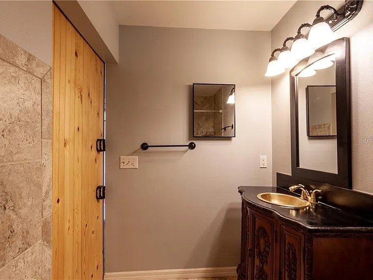 Building Photo - 505 Woodview Dr