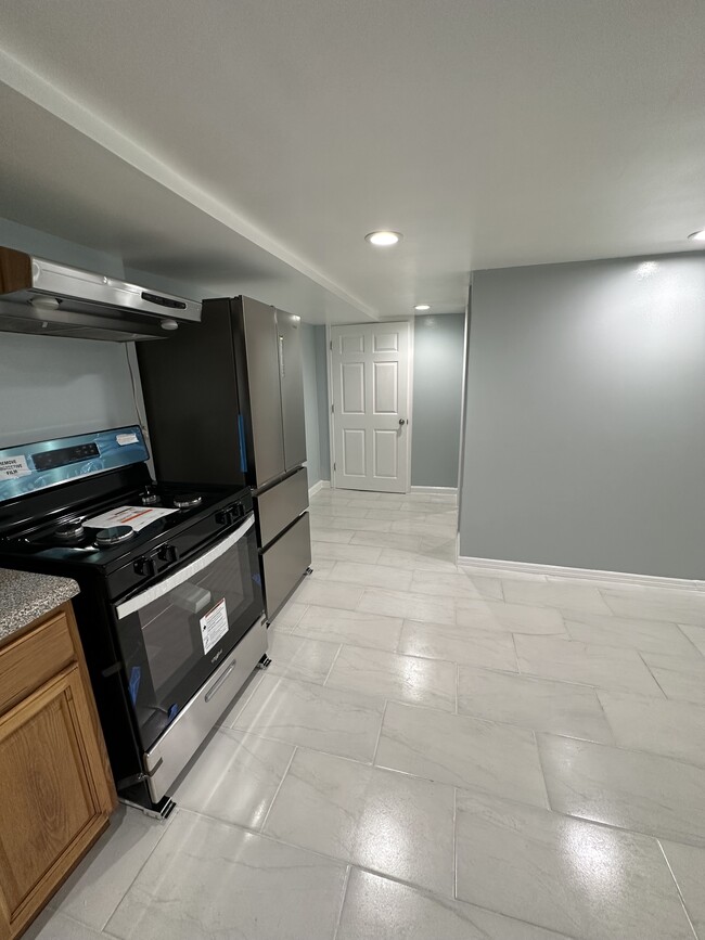 Kitchen view with entry - 17411 109th Ave