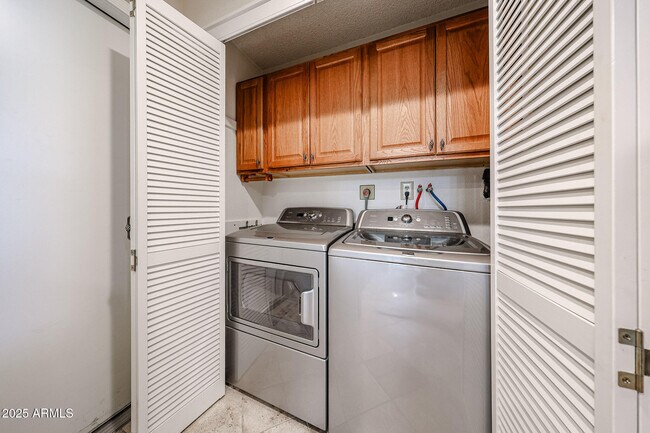 Building Photo - 10827 W Santa Fe Dr