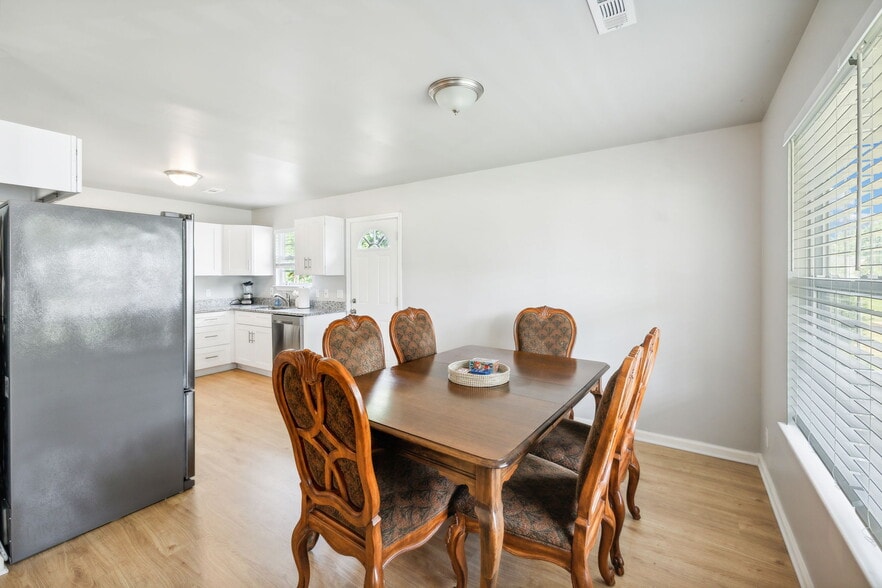 Building Photo - 226 Treutland Ave