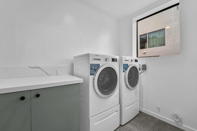 Building Photo - Modern 4-Bed with Rooftop Balcony & Dual Primary Suites