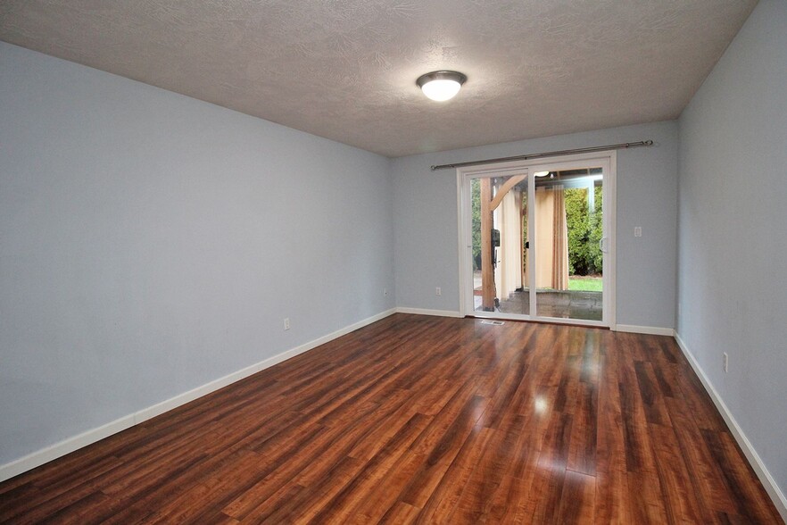 Building Photo - 601 SE 71st Ave
