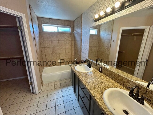 Building Photo - Stunning 4 Bed/2 Bath in S Bakersfield w/ ...