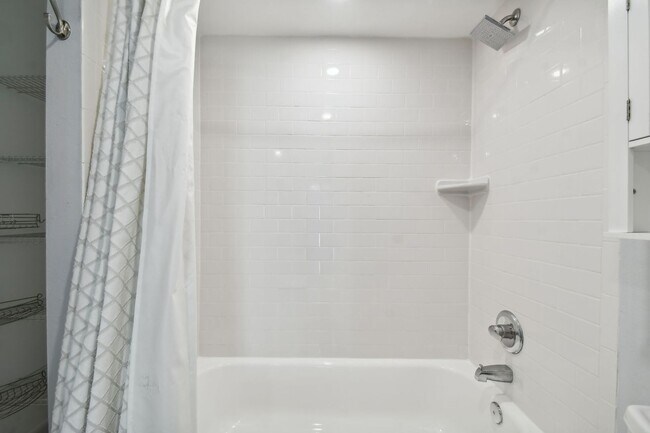 Building Photo - Charming 1 Bed, 2 Bath Condo in the Vibran...