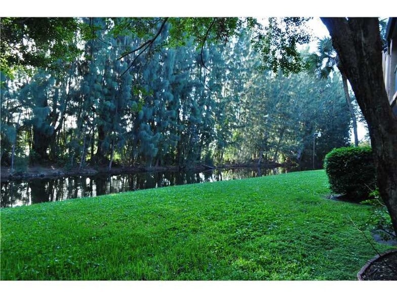 Building Photo - 430 Commodore Dr