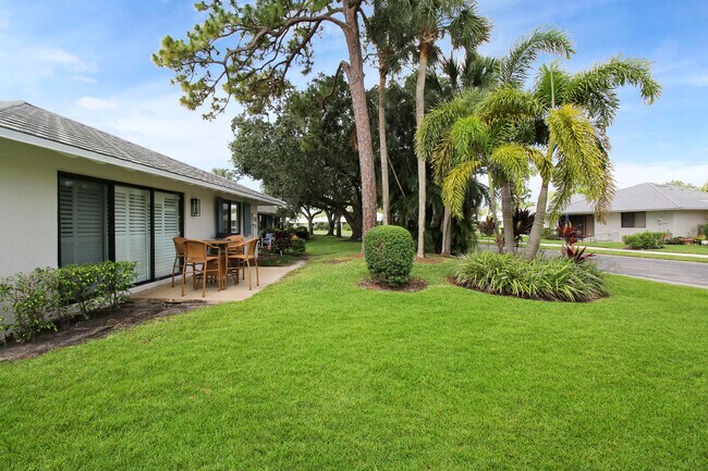 Building Photo - 704 Club Dr