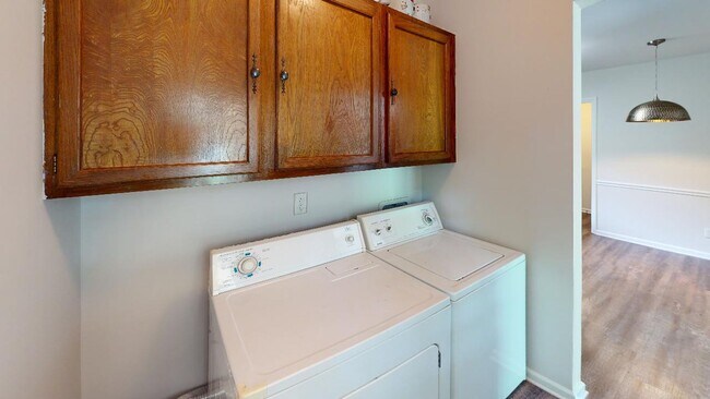 Building Photo - Updated 3 bed 2 bath in the tree lined Bir...