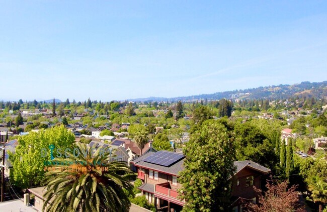 Building Photo - Spacious One Plus Bedroom Condominum off Broadway Terrace