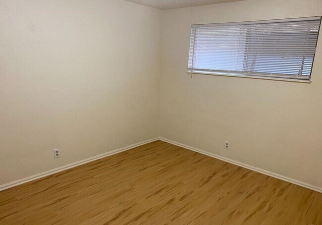 Building Photo - Smithoak Duplex