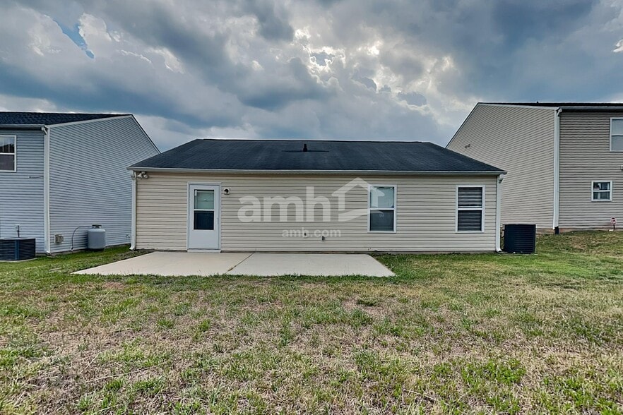 Building Photo - 3906 SE Jack Pine Ct