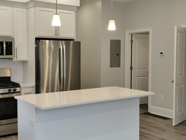 Building Photo - No Brokers Fee, No Security Deposit, In-Unit Washer and Dryer, Central Heat/AC, Heat, Parking Inc...