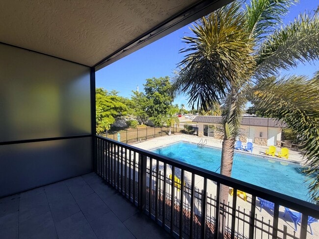 Building Photo - FIRST MONTH'S FREE RENT 2/1 STUNNING CONDO IN FT. MYERS, FL