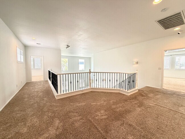 Building Photo - Northwest Valley 6 bdr  4400 sq ft  with RV parking, pool, covered patio -  all on a 1/2 acre lot!