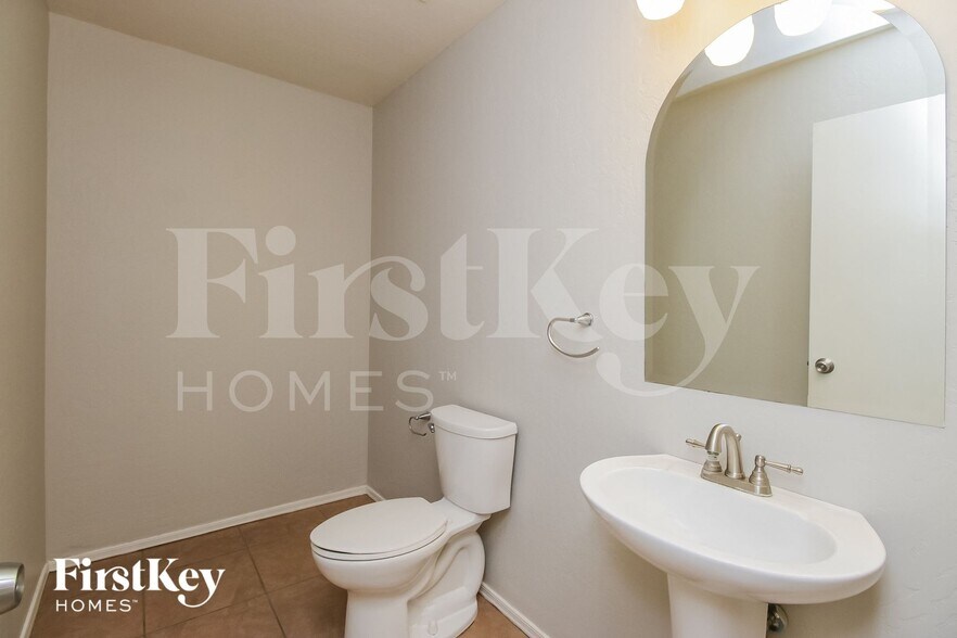 Building Photo - 3941 E Esplanade Ave