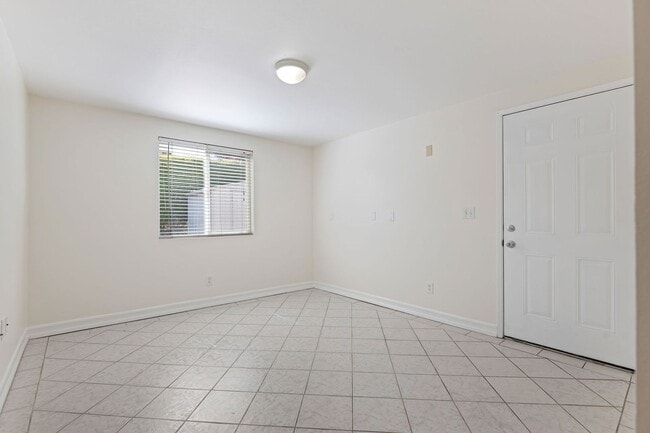 Building Photo - 1036 E Cota St