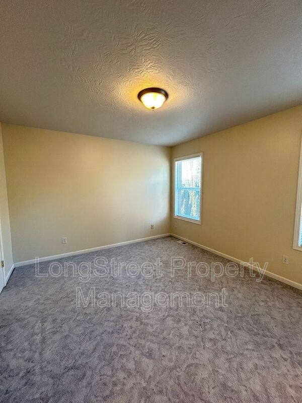 Building Photo - 852 Marilyn Dr