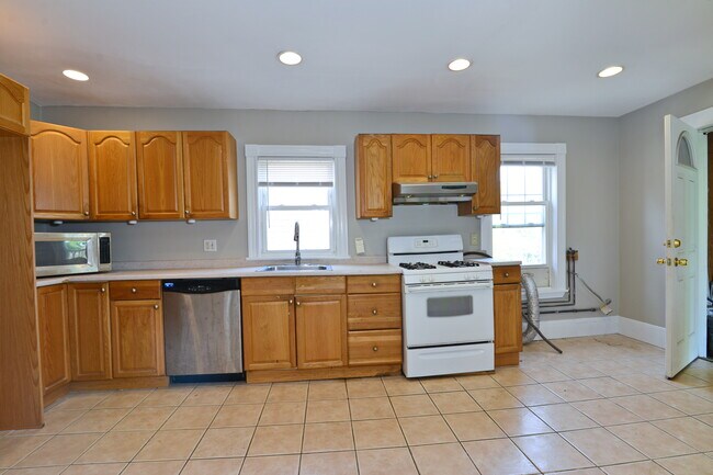 Building Photo - 75 Munroe St