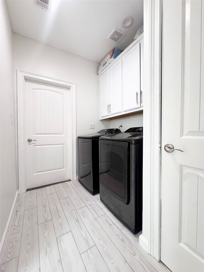 Building Photo - 9405 Arvin St