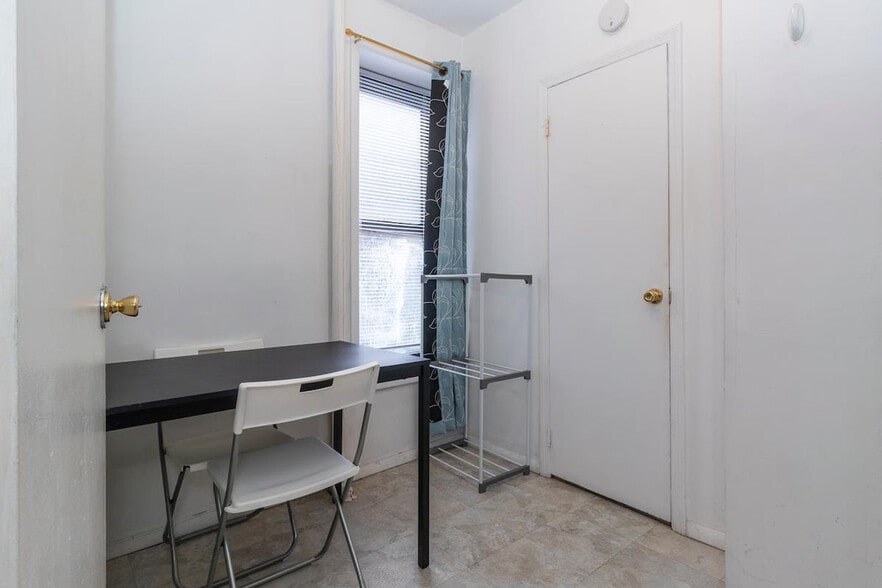 Building Photo - 248 E 91st St