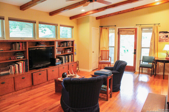 Building Photo - 539 Woodcrest Dr