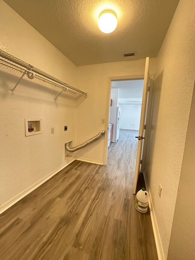 Building Photo - GREAT LOCATION! Four bedrooms, 3 Baths, Family Room