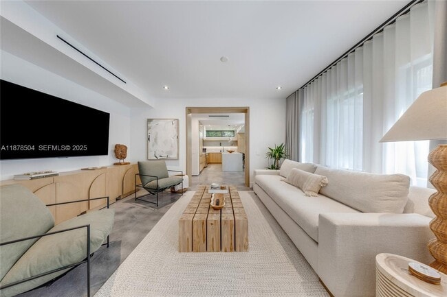 Building Photo - 1000 NW 9th Ct