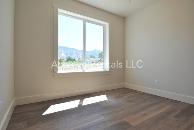 Building Photo - Downtown Logan 3-Bedroom Townhome
