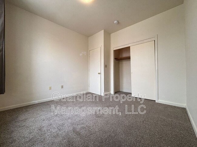 Building Photo - 116 E 3rd St