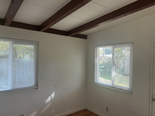 Building Photo - 402 Helen Ave