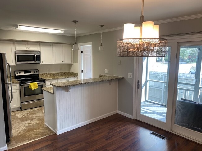 Building Photo - 304 75th Ave N