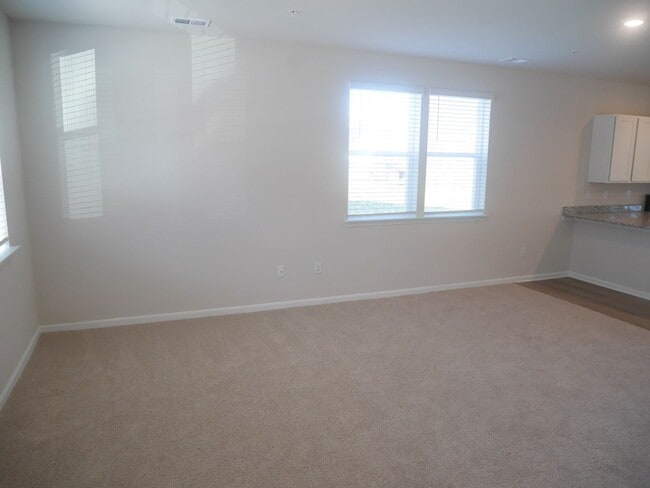 Building Photo - Modern End-Unit Townhouse in Sassafras Mea...