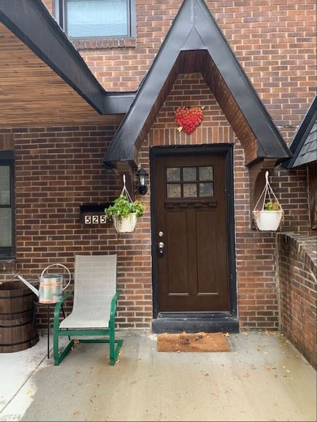 Building Photo - MODERN 2 BEDROOM, 1 BATHROOM TOWNHOUSE - GARFIELD