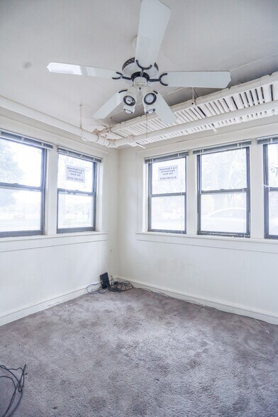 Building Photo - 2043 W Wellington Ave