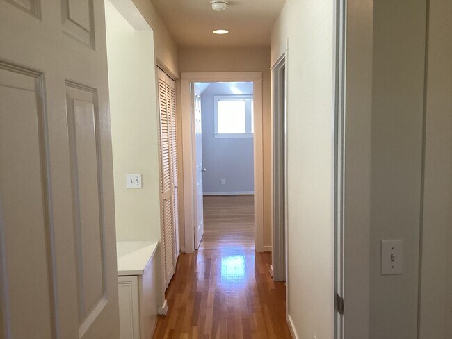 Building Photo - 204 Roosevelt Terrace
