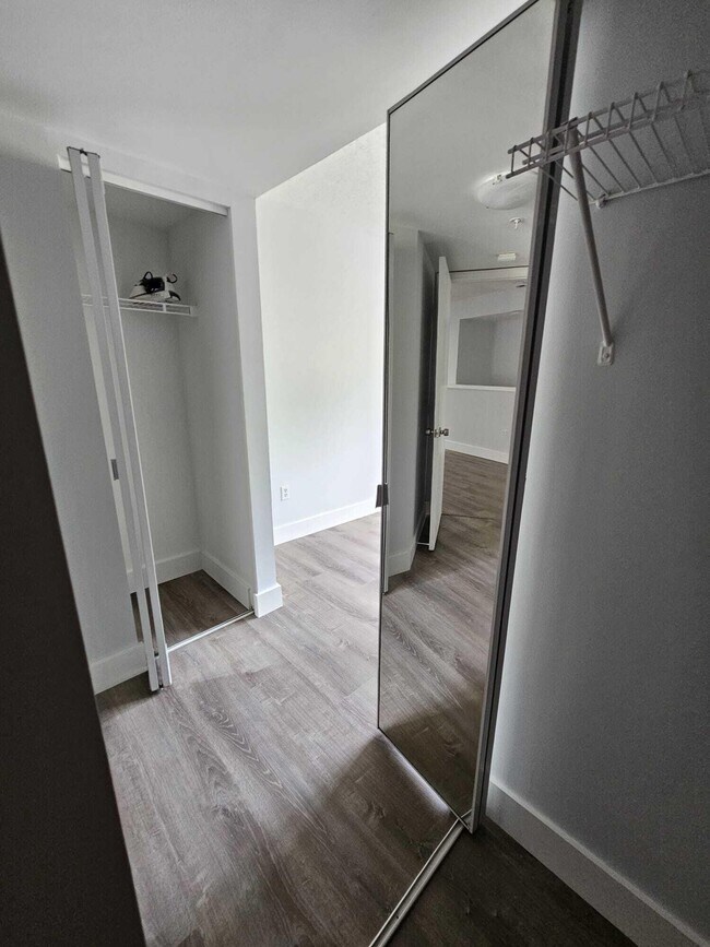 Building Photo - 1100 Crestwood Ct S