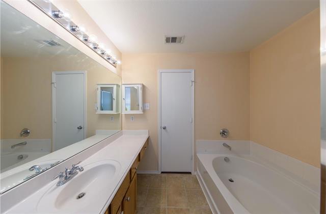 Building Photo - 1824 Heron Dr