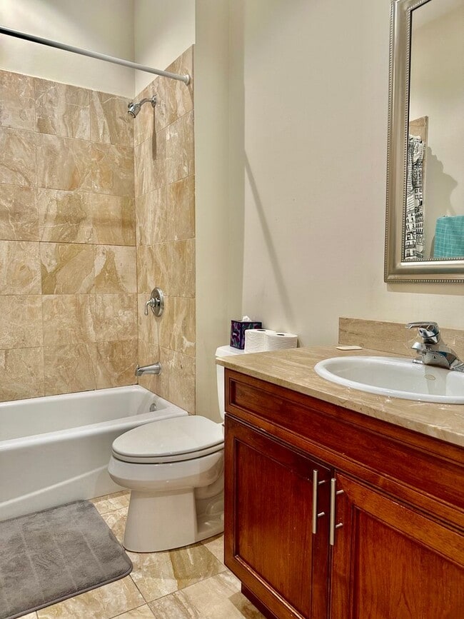 Building Photo - INCREDIBLE HUGE LUXURY CONDO LAKEVIEW/SOUT...