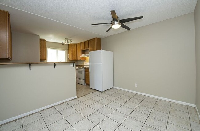 Building Photo - Single level condo in cul-de-sac community.