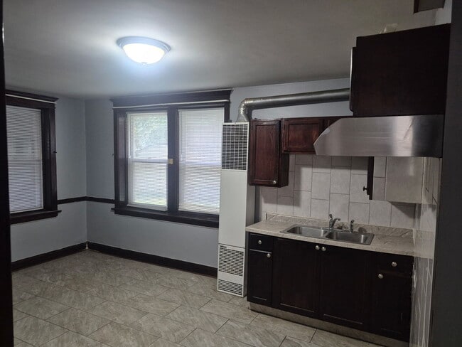 Building Photo - 2813 S Lawndale Ave