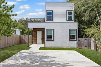 Building Photo - 813 Chihuahua St