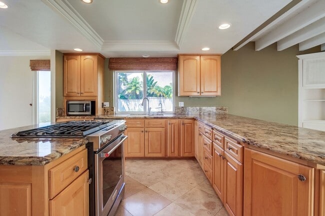 Building Photo - Fantastic ocean views in this spectacular ...