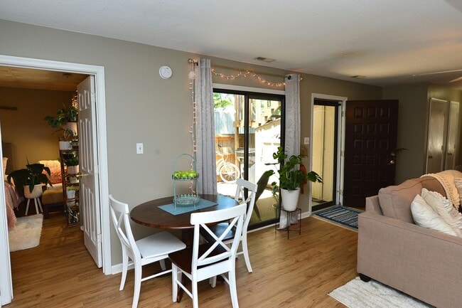 Building Photo - Just Blocks from Beach!