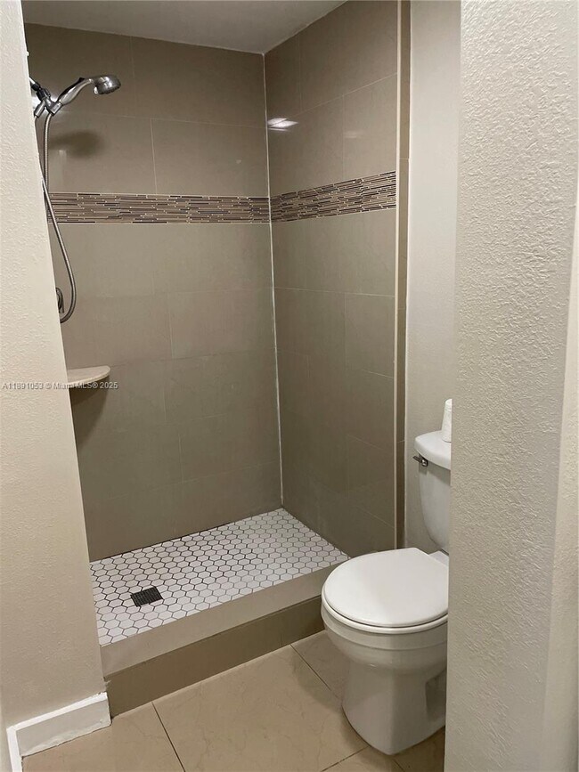 Building Photo - 6620 Miami Lakes Dr