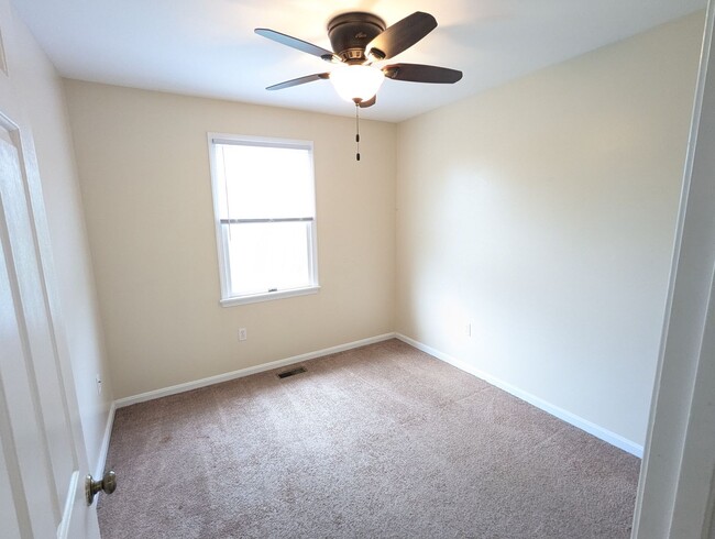 Building Photo - Beautifully maintained townhouse in Freder...