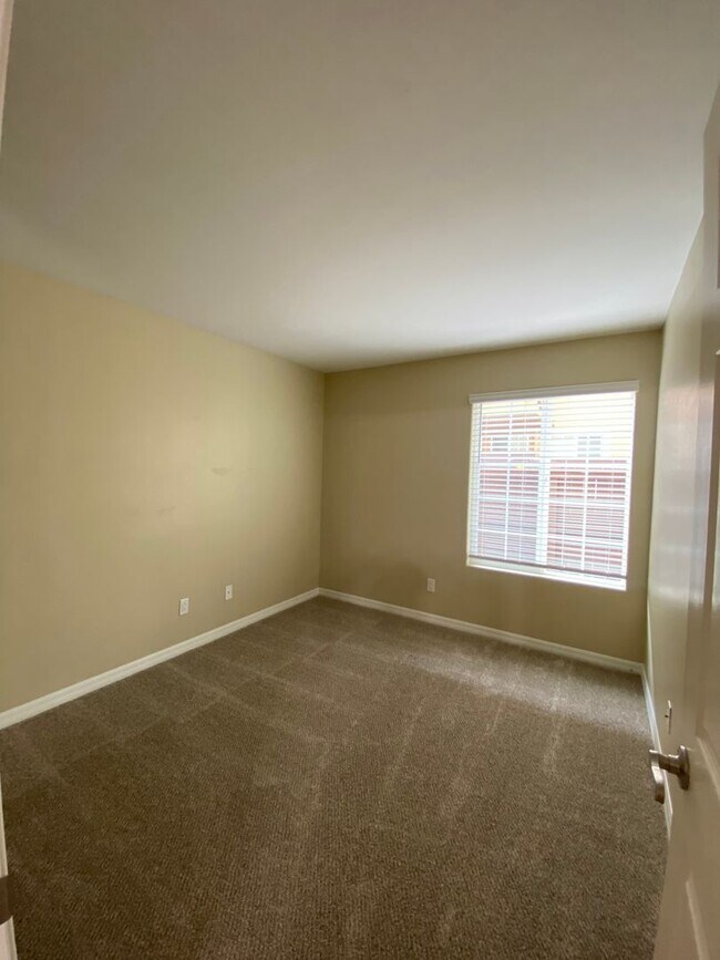 Building Photo - m583 - Wyatt