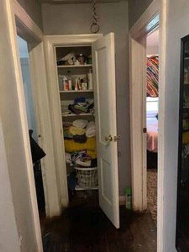 Building Photo - 2 bed house w Laundry, All electric, central HVAC, fenced yard, hardwoods