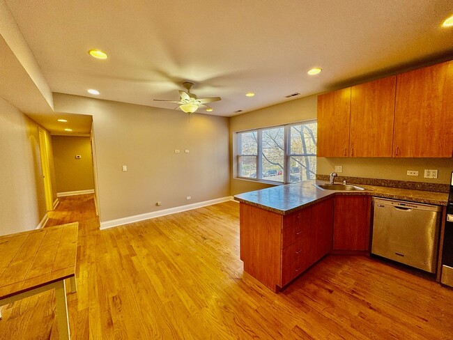 Building Photo - 3 Bedroom Apartment in Rogers Park