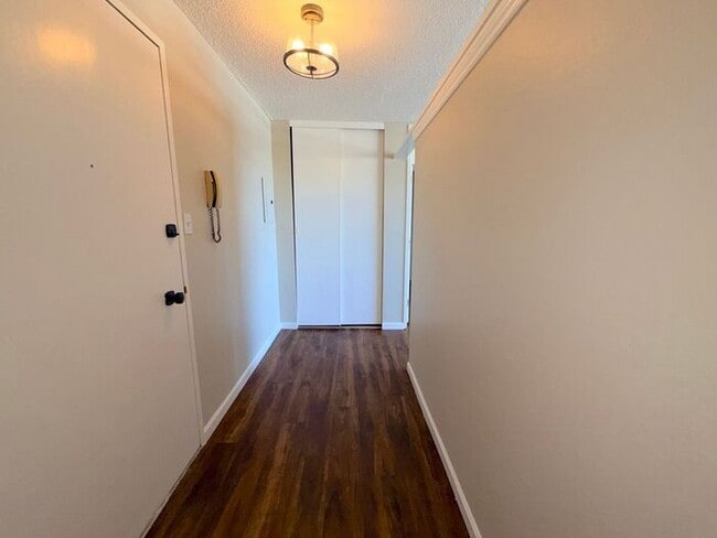 Building Photo - Reno Highrise Condo - Mountain & City Views