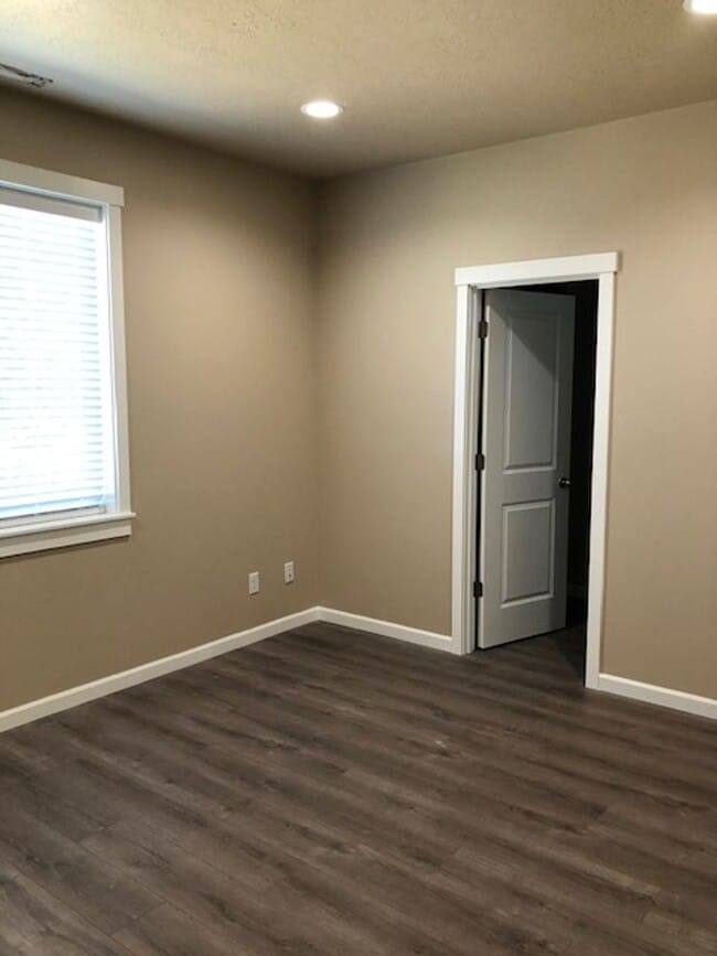 Building Photo - On cul de sac