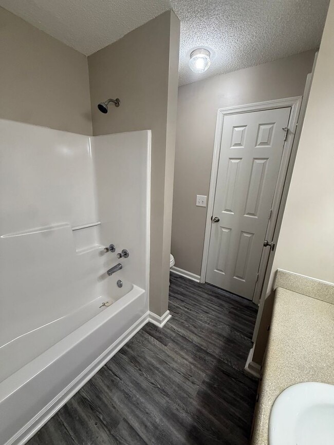 Building Photo - Spacious 2 Bedroom Duplex Near MTSU!
